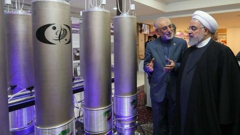 بازدید حسن روحانی همراه با علی اکبر صالحی رئیس سازمان انرژی اتمی ایران از نسل جدید سانتریفیوژهای این کشور