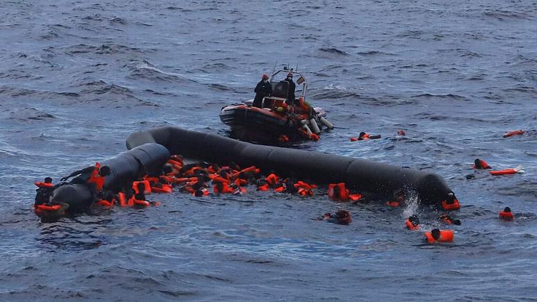 نجات پناهجویان از دریای مدیترانه   -   کپی رایت  AP Photo